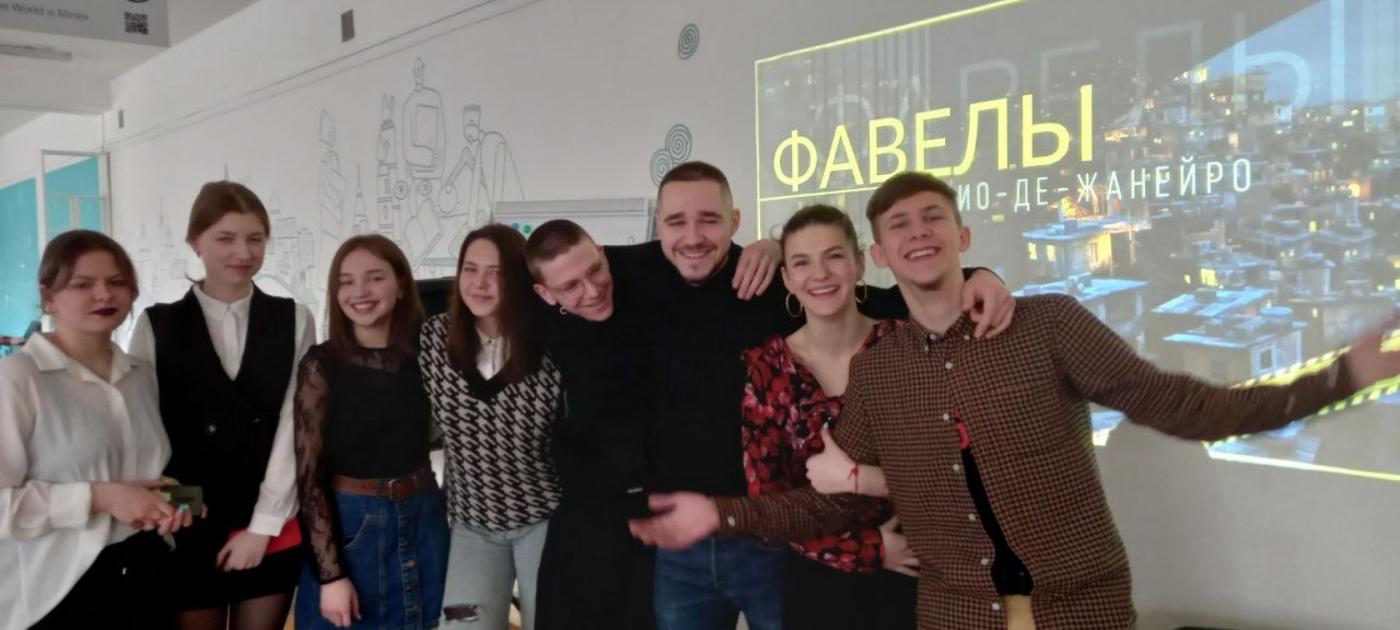 «Что мы знаем про фавелы и касты? А про то, какой будет семья будущего?», или Как менеджеры учатся выступать публично